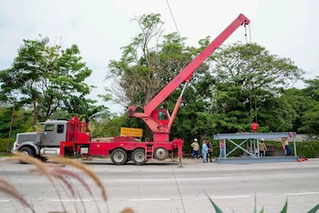 El VMT anunció el cierre parcial de la carretera al Puerto de La Libertad para instalar una nueva pasarela peatonal en La Libertad. (Foto cortesía Secretaría de Presidencia)
