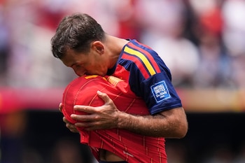 Mikel Oyarzábal celebra tras anotar un gol para España en el partido contra Austria por los 16vos de final del Mundial. (AP Foto/Jae C. Hong)