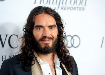 Russell Brand enfrenta la atención