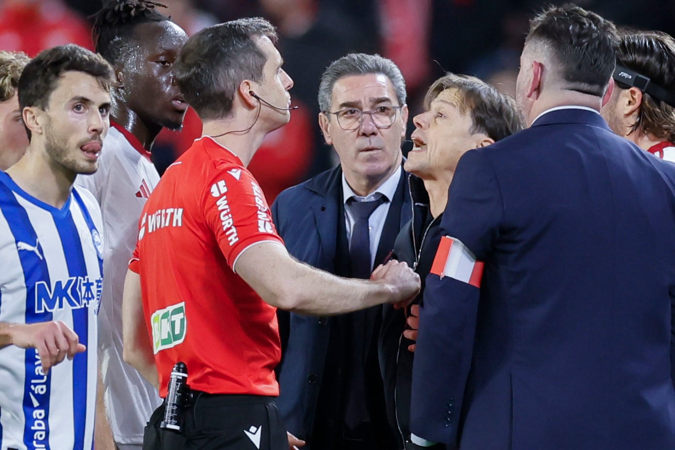 El árbitro Galech Apezteguía expulsó al entrenador del Sevilla Matías Almeyda ( EFE/José Manuel Vidal)