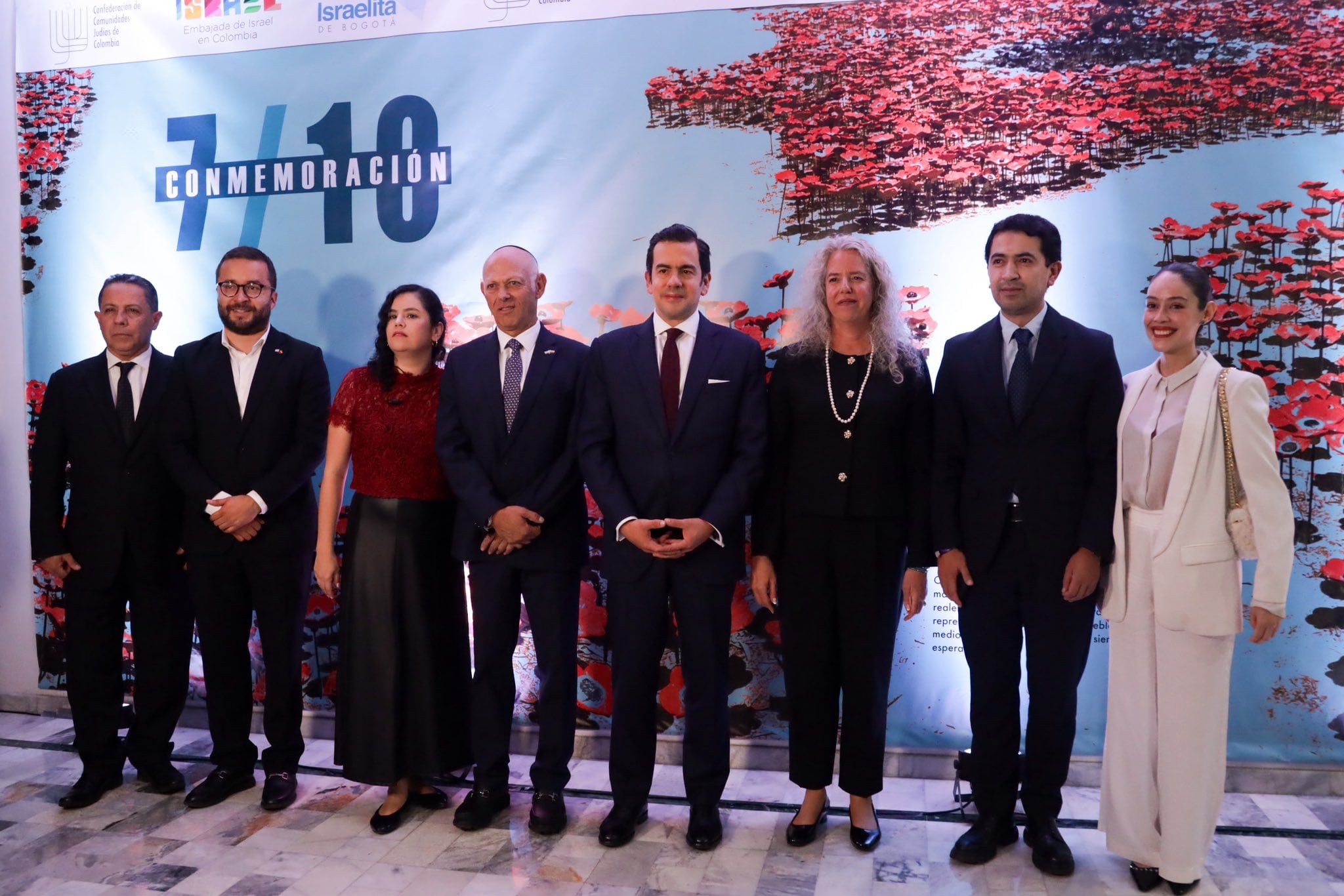 Esta fue la comitiva de Gobierno y Congreso y Concejo de Bogotá que se reunió en el Centro Israelita de Bogotá - crédito (@Rodrigo_Lara_/X)