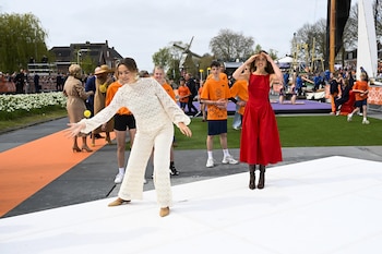 La princesa Ariane (izq.) y la princesa Alexia (der.) de los Países Bajos asisten a la celebración del Día del Rey en Dokkum, Países Bajos, el 27 de abril de 2026. (EFE/EPA/MISCHA SCHOEMAKER / POOL).