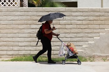 Una mujer empuja alimentos a
