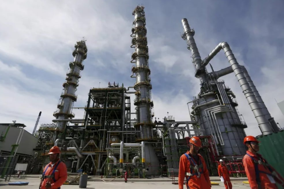 El análisis calcula que la petrolera estatal ha recibido USD 130,000 millones desde 2018 y que, entre enero y junio, casi ocho de cada diez pesos entregados a Hacienda vuelven como apoyo a la empresa. Crédito: Edgard Garrido / Reuters
