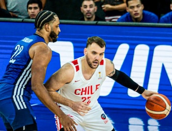 La selección de República Dominicana (de blanco) superó cómodamente a Chile con un marcador de 101-66 en el Centro Olímpico Juan Pablo Duarte, acercándose un paso más a la Copa Mundial (Cortesía: Deportes en vivo).