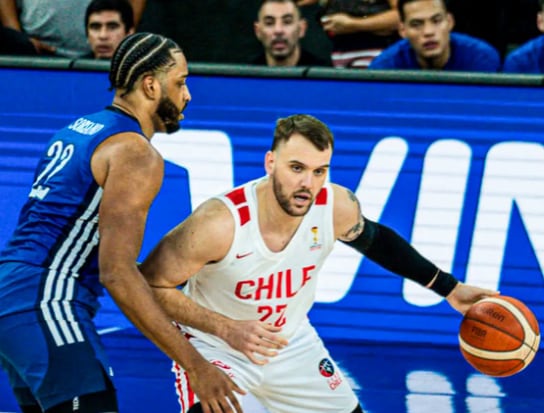 La selección de República Dominicana (de blanco) superó cómodamente a Chile con un marcador de 101-66 en el Centro Olímpico Juan Pablo Duarte, acercándose un paso más a la Copa Mundial (Cortesía: Deportes en vivo).