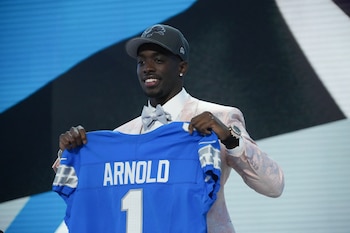 Arnold fue seleccionado por Detroit como una de las grandes apuestas defensivas del año, después de una destacada etapa universitaria en Alabama (Kirby Lee-USA TODAY Sports)