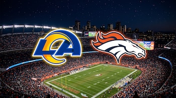 Logotipos de Los Angeles Rams y Denver Broncos sobre la vista aérea de un estadio repleto de público iluminado de noche bajo un cielo estrellado.