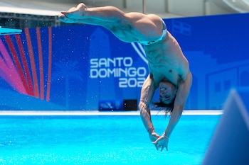 El mexicano Osmar Olvera compite en la final del trampolín de 1 metros de los clavados de los Juegos Centroamericanos y del Caribe, el jueves 30 de julio de 2026, en Santo Domingo. (AP Foto/Fernando Vergara)