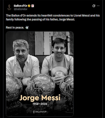 Fotografía en blanco y negro de Jorge Messi y Lionel Messi sonriendo junto a trofeos dorados. Texto: 'Jorge Messi 1958-2026'