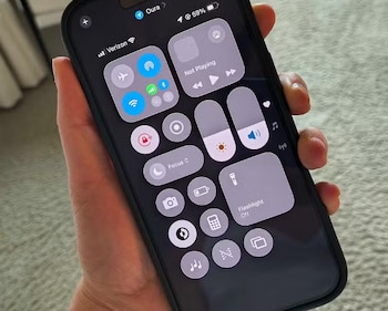 Es importante que tengas activado el Modo Oscuro de iOS 26.