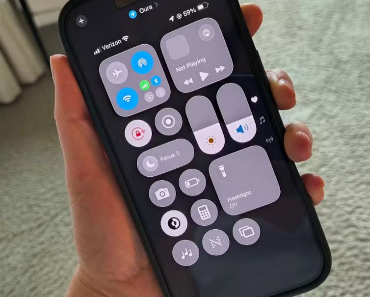 Es importante que tengas activado el Modo Oscuro de iOS 26. (Pocket-lint)