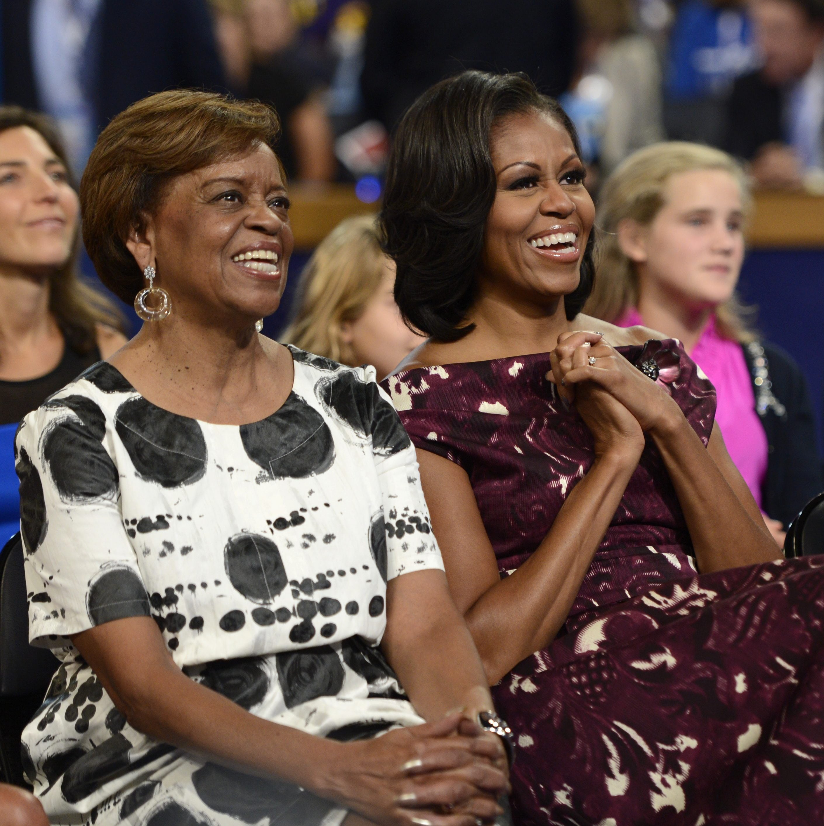 Michelle Obama proyecta el legado familiar como motor de esperanza, guiando a las nuevas generaciones hacia un cambio social duradero (EFE/ Shawn Thew)