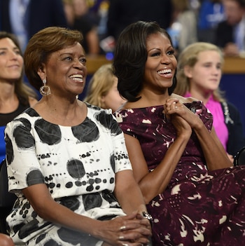 Michelle Obama proyecta el legado familiar como motor de esperanza, guiando a las nuevas generaciones hacia un cambio social duradero (EFE/ Shawn Thew)