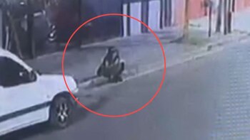 Valentín Alsina: quiso escapar de un robo y atropelló a una vecina que estaba sentada en la vereda