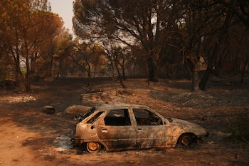 Un automóvil calcinado por un incendio forestal permanece en Piedralaves, provincia de Ávila (España), mientras el fuego continúa propagándose, el martes 28 de julio de 2026 (AP/Manu Fernandez)