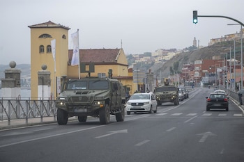 05/09/2026 Varios vehículos militares, a 5 de septiembre de 2026, en Ceuta (España). El Gobierno asume el control del puerto de Ceuta para la "atención humanitaria" de personas migrantes en carpas y otros espacios, según dispone una resolución del Ministerio de Transportes y Movilidad Sostenible publicada este sábado, consultada por Europa Press. En concreto, el Departamento liderado por Óscar Puente autoriza a la Secretaría de Estado de Migraciones la utilización temporal de una superficie de 16.000 metros cuadrados de dominio público portuario situada en la Ampliación de Poniente, Fase I, de la zona de servicio del puerto de Ceuta.
POLITICA
Marcos Moreno - Europa Press