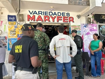 Los panfletos extorsivos afectaron el comercio de Puerto Colombia y llevaron a varios propietarios a cerrar sus locales antes de lo habitual por temor a represalias - crédito Gobernación del Atlántico