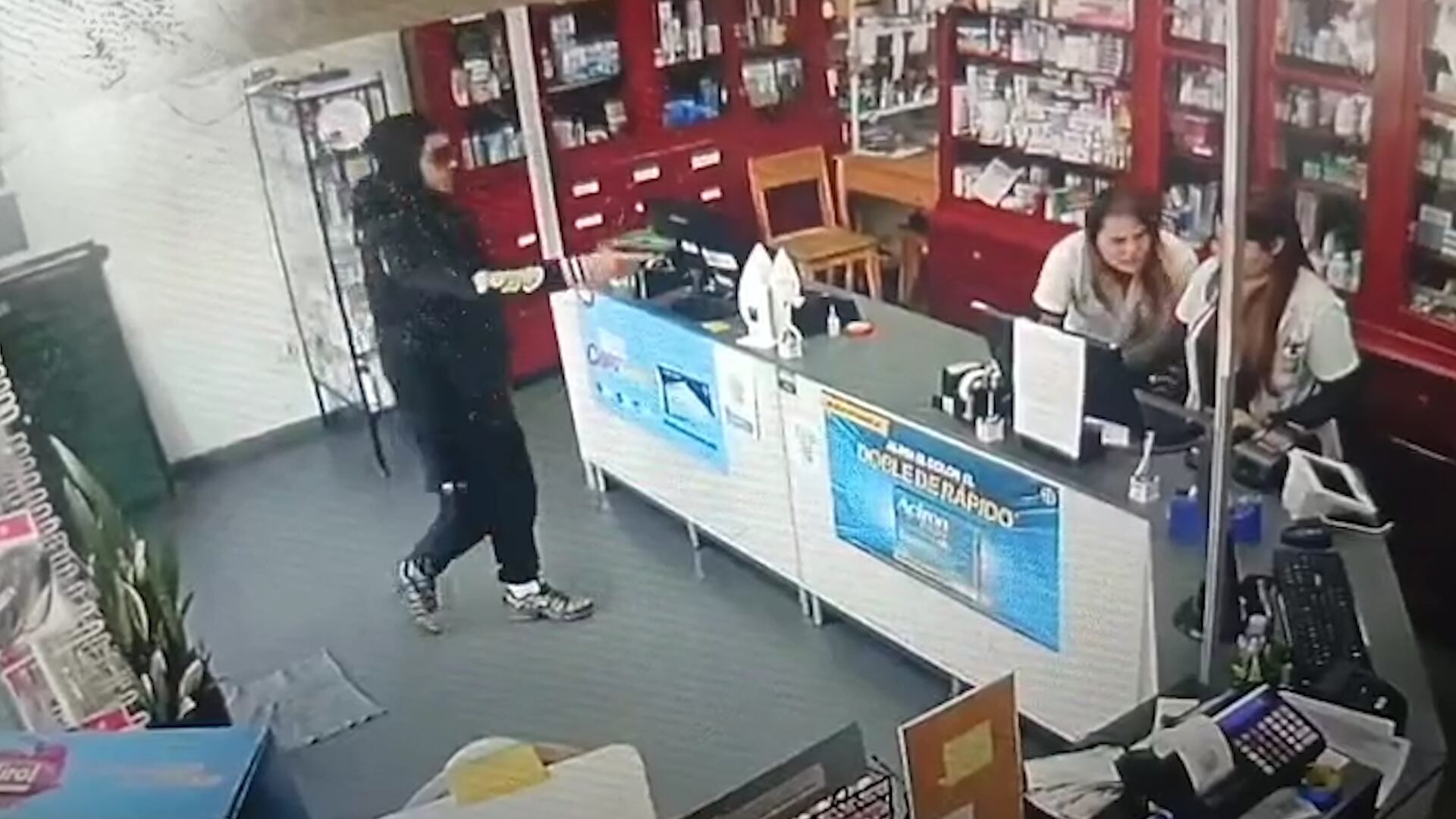 El momento en el que el ladrón entró a robar a la farmacia