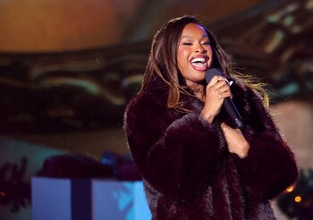 Coco Jones se presenta durante la ceremonia de iluminación del árbol de Navidad del Rockefeller Center de 2024.