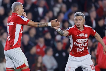 AMDEP1524. BUENOS AIRES (ARGENTINA), 26/08/2026.- Franco Fagúndez (i) de Santa Fe celebra un gol junto a Daniel Torres este miércoles, en un partido de la Copa Sudamericana entre River Plate y Santa Fe en el estadio Monumental, en Buenos Aires (Argentina). EFE/ Juan Ignacio Roncoroni