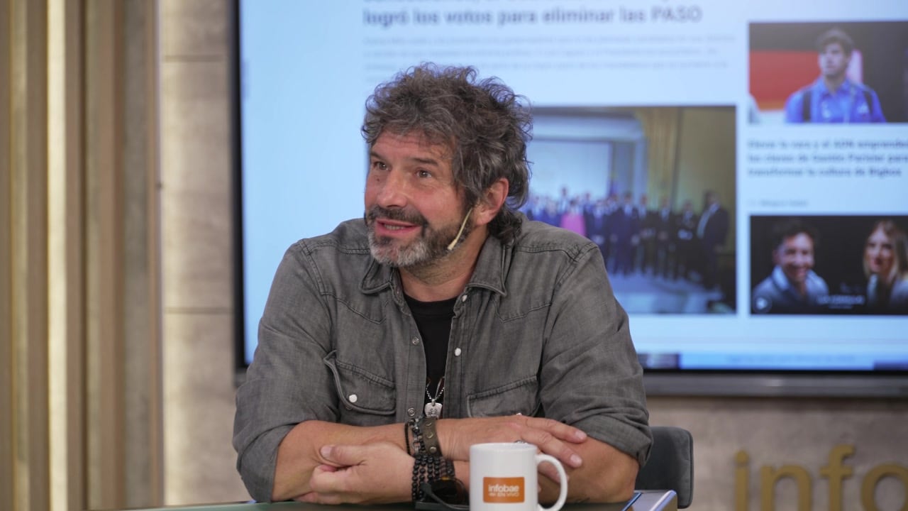 Iván Noble presentó su nueva versión de la canción Mi historia entre tus dedos durante una entrevista en Infobae en Vivo