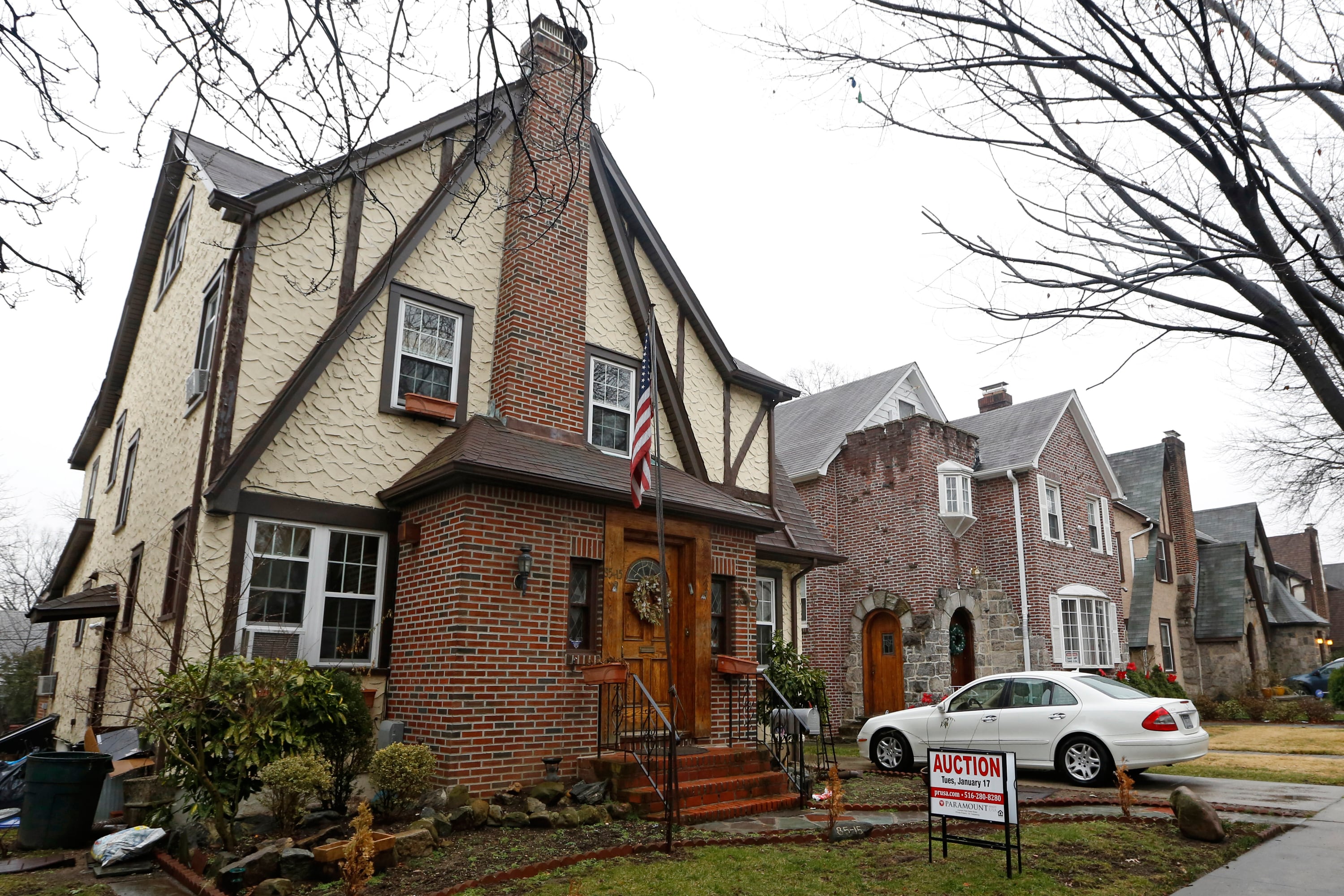 La vivienda donde Donald Trump vivió hasta los 4 años está ubicada en Jamaica Estates, Queens, en el 85-15 de Wareham Place. (AP Photo/Kathy Willens, File)