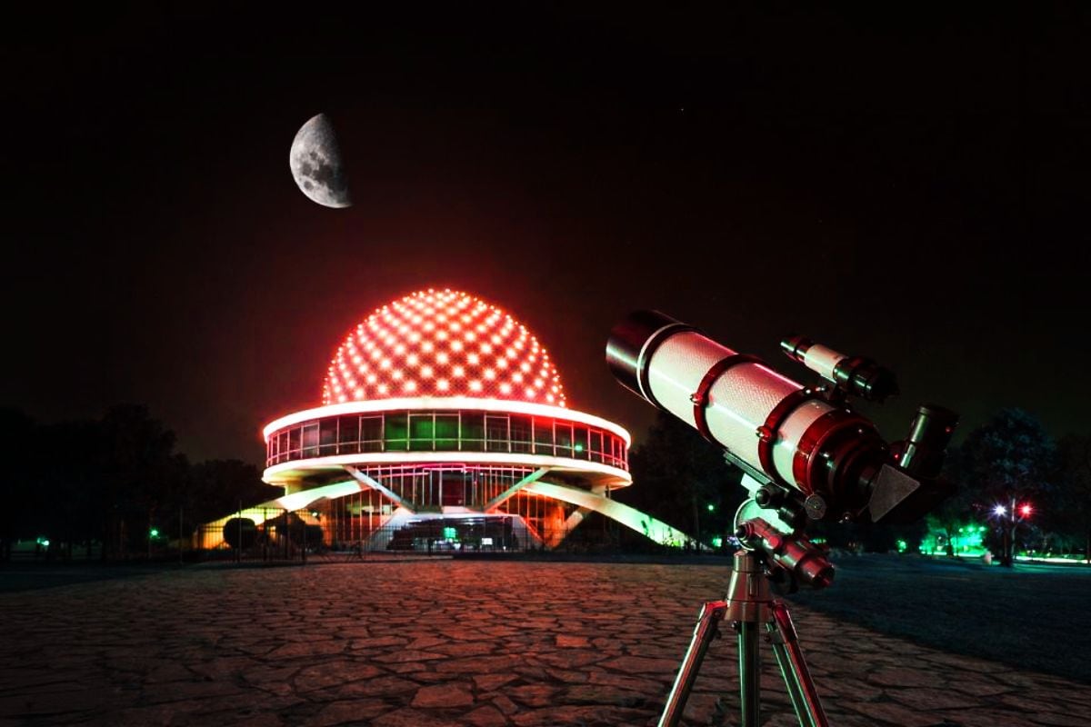 El Planetario Galileo Galilei de Buenos Aires organiza un evento con 10 telescopios para que el público pueda observar el eclipse parcial lunar (Planteario)