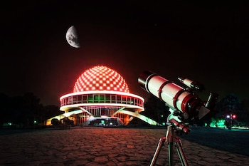 El Planetario Galileo Galilei de Buenos Aires organiza un evento con 10 telescopios para que el público pueda observar el eclipse parcial lunar (Planteario)