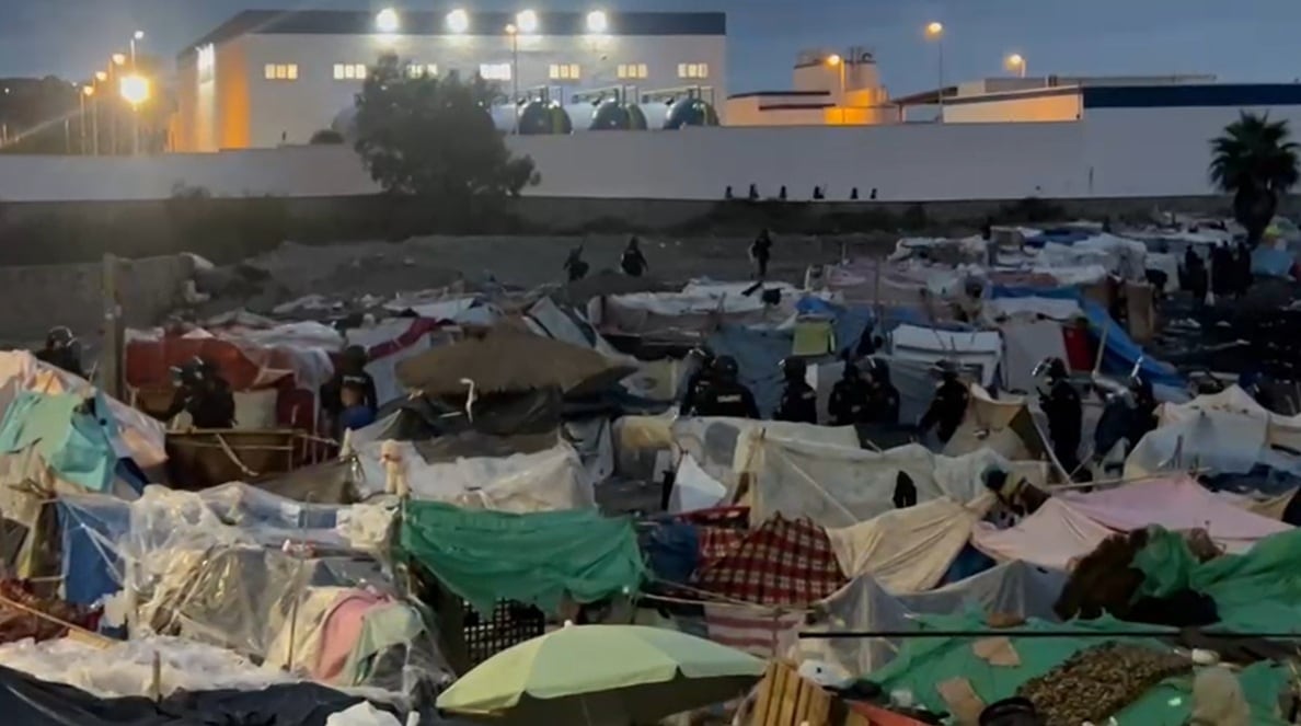 La Policía Nacional inicia el traslado de centenares de migrantes de la playa de Benítez hacia el CATE de Ceuta. (Gabriela Sardá/Europa Press)
