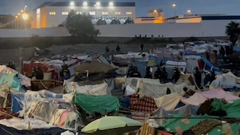La Policía inicia el desalojo de los migrantes que quedaban en la playa de Benítez de Ceuta por “motivos de seguridad”