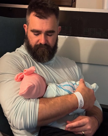 Jason y Kylie Kelce le