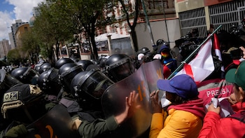 Maestros bolivianos salieron a la