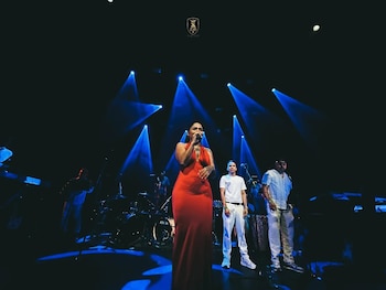 Massiel Málaga, vestida de rojo,