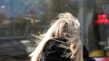 Los avisos por fuertes rachas de viento continúan este lunes en siete CCAA, con aumentos notables de la temperatura