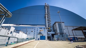 La UE denuncia los "incesantes" ataques de Rusia sobre Chernóbil en el 40º aniversario del acciente nuclear