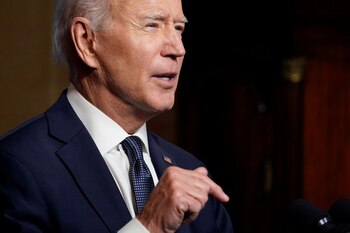 El presidente Joe Biden anunciando