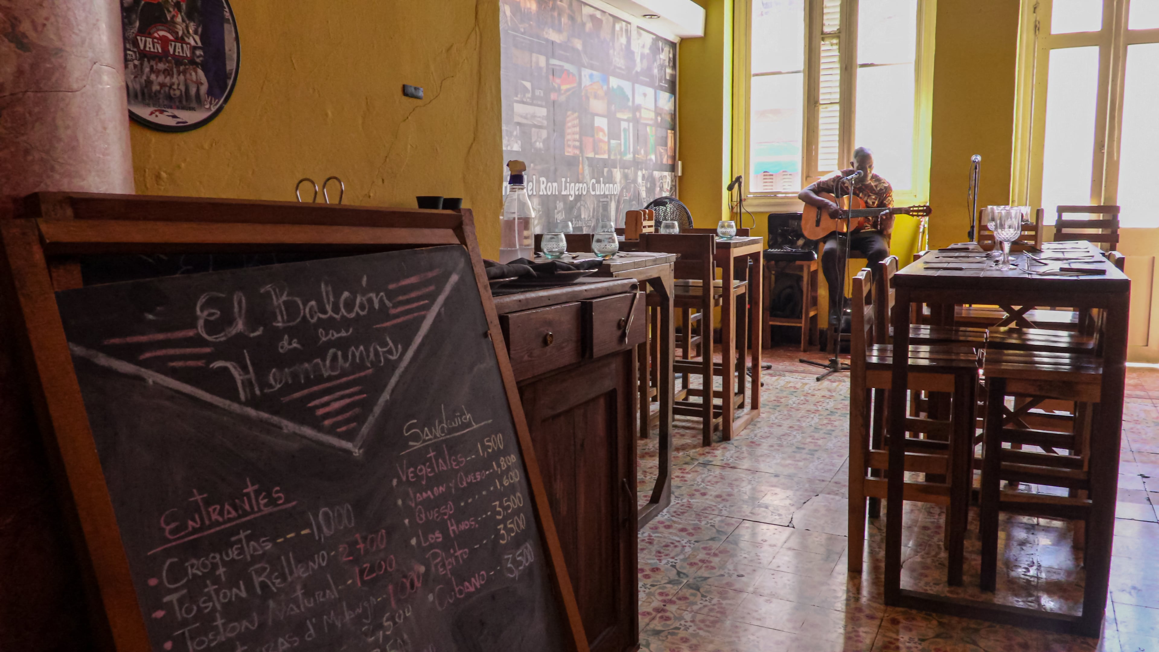 Dedicar varias horas al día a buscar insumos para mantener abierto el local, es parte de los retos de los comerciantes. Lo más difícil de encontrar es aceite, aseguran. (Infobae Cuba/ ADALBERTO ROQUE / AFP)