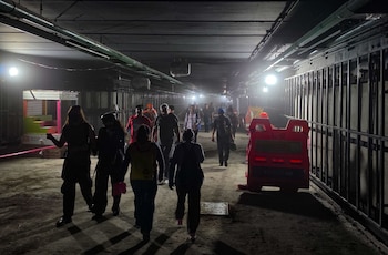 CIDADE DO MÉXICO, 9 DE ABRIL DE 2026.- Entre a escuridão, os escombros e a poeira, os usuários das linhas 2 e 8 do metrô negociam todos os dias para se deslocar entre as estações e transferências que estão em reforma. FOTO: ROGELIO MORALES/CUARTOSCURO.COM