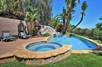 La piscina cuenta con