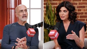 Arthur C. Brooks con barba y gafas y una mujer de pelo oscuro hablan en micrófonos de podcast con logo 'The Tamsen Show' en un estudio