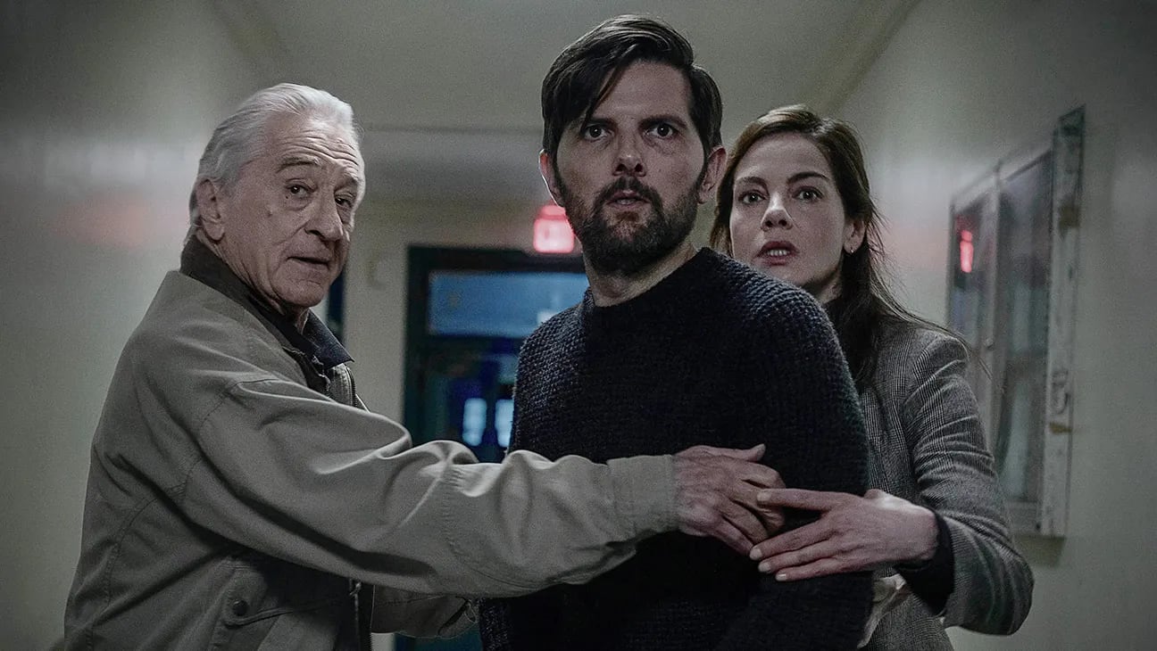 Adam Scott protagoniza Susurran tu nombre, el thriller de terror de Netflix dirigido por James Ashcroft junto a Robert De Niro y Michelle Monaghan (David Lee/Netflix)