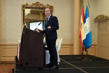 Guatemala crecerá un 4.1 % en 2026, por encima del promedio regional, gracias a la fortaleza de sus sectores productivos, la estabilidad del tipo de cambio y el aumento de las remesas, según informó González. (EFE/ Alex Cruz)