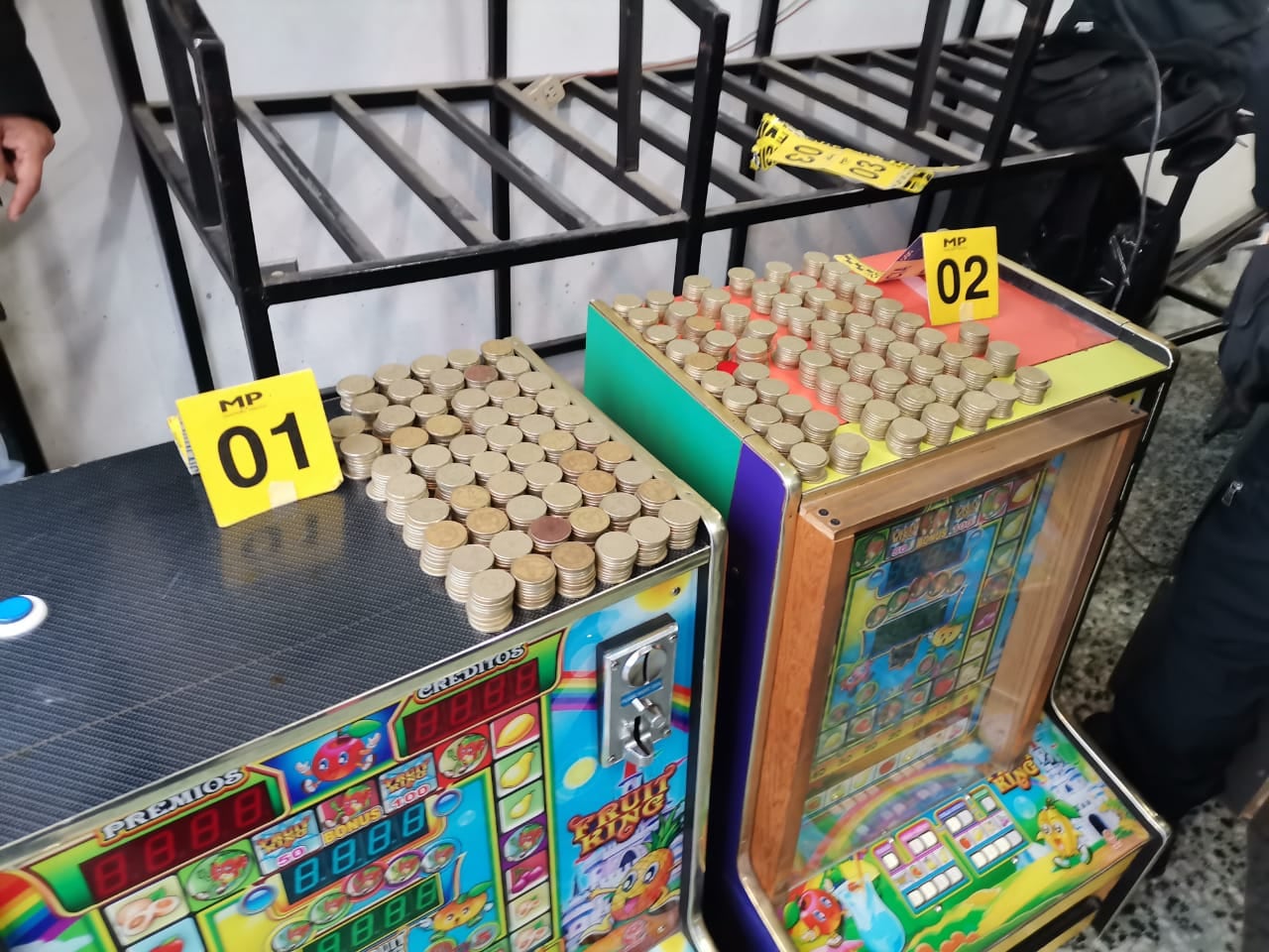 Los operativos contra juegos ilícitos se dificultan porque tiendas, viviendas y negocios cierran cuando las pandillas alertan la llegada de la policía. (PNC de Guatemala)