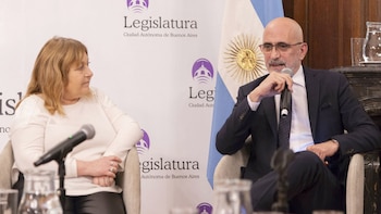 Graciela Ocaña junto al docente