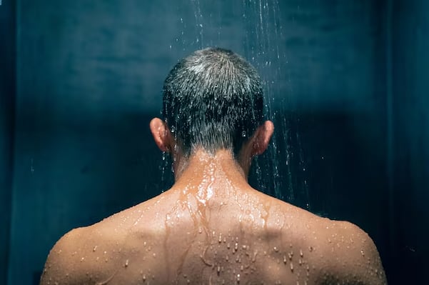 La frecuencia de baño debe adaptarse a las características de cada persona para evitar daños cutáneos innecesarios (Freepik)