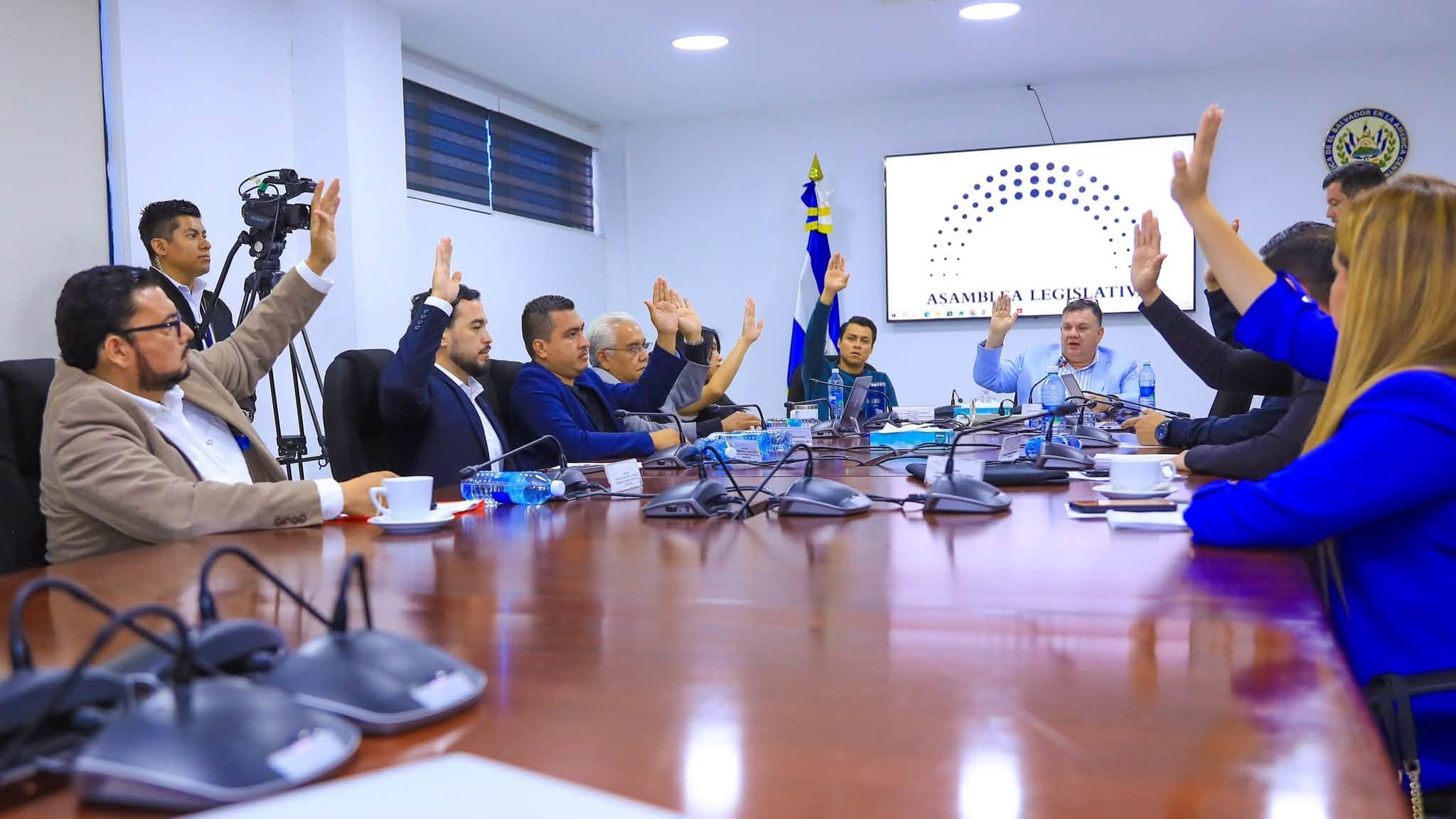 El Salvador destinará USD 62 millones adicionales a Doctor SV y sumará fondos para educación