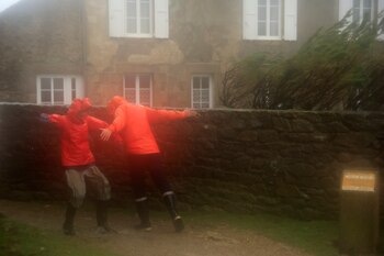 La gente desafía fuertes vientos