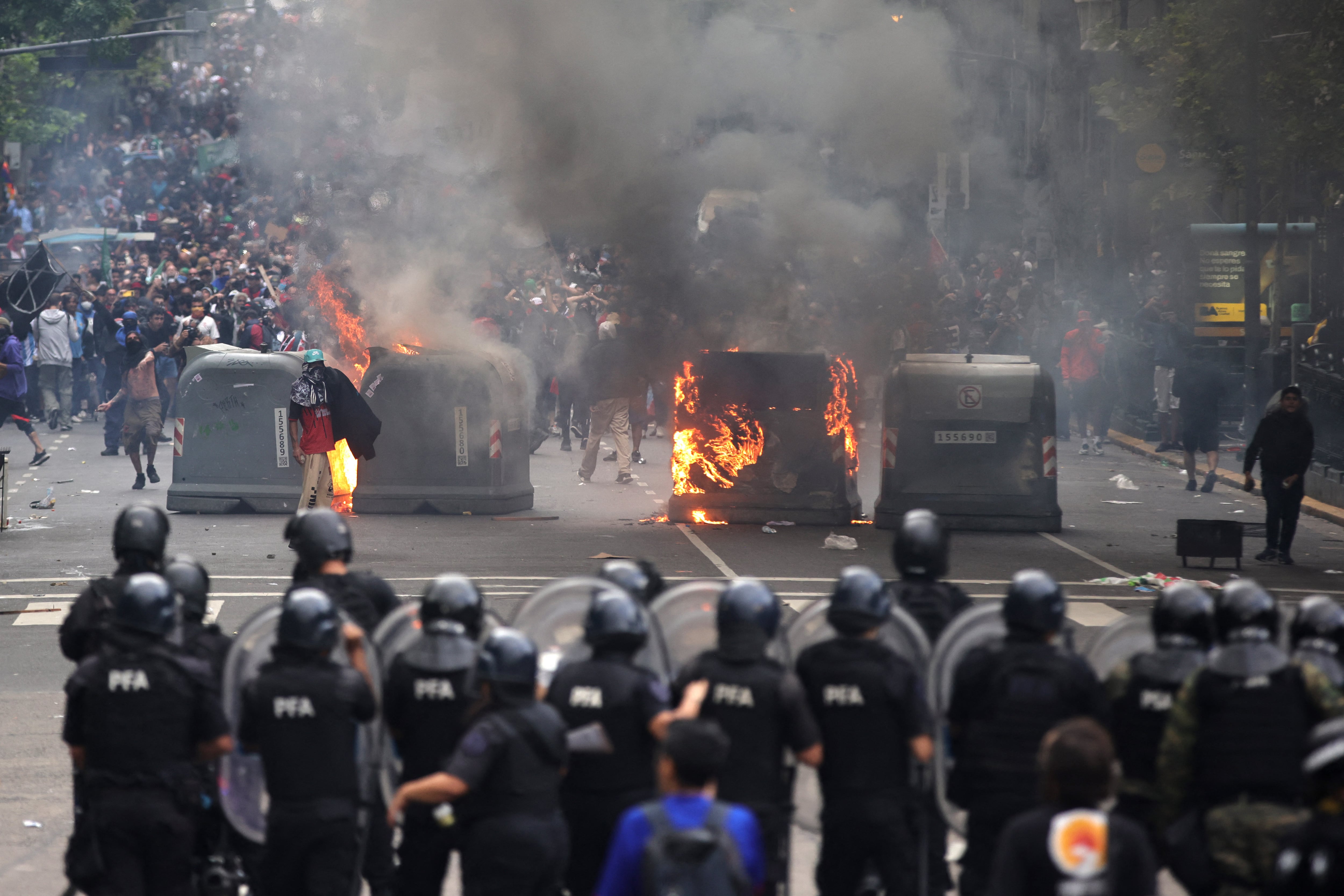 La policía informó que hubo más de 30 detenidos, una decena de heridos y más de 70 contenedores fueron incendiados (AFP)