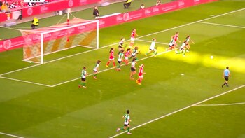 La árbitro sacó la tarjeta